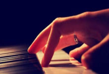 库尔图瓦晒与卢卡库合照：我的兄弟❤️.